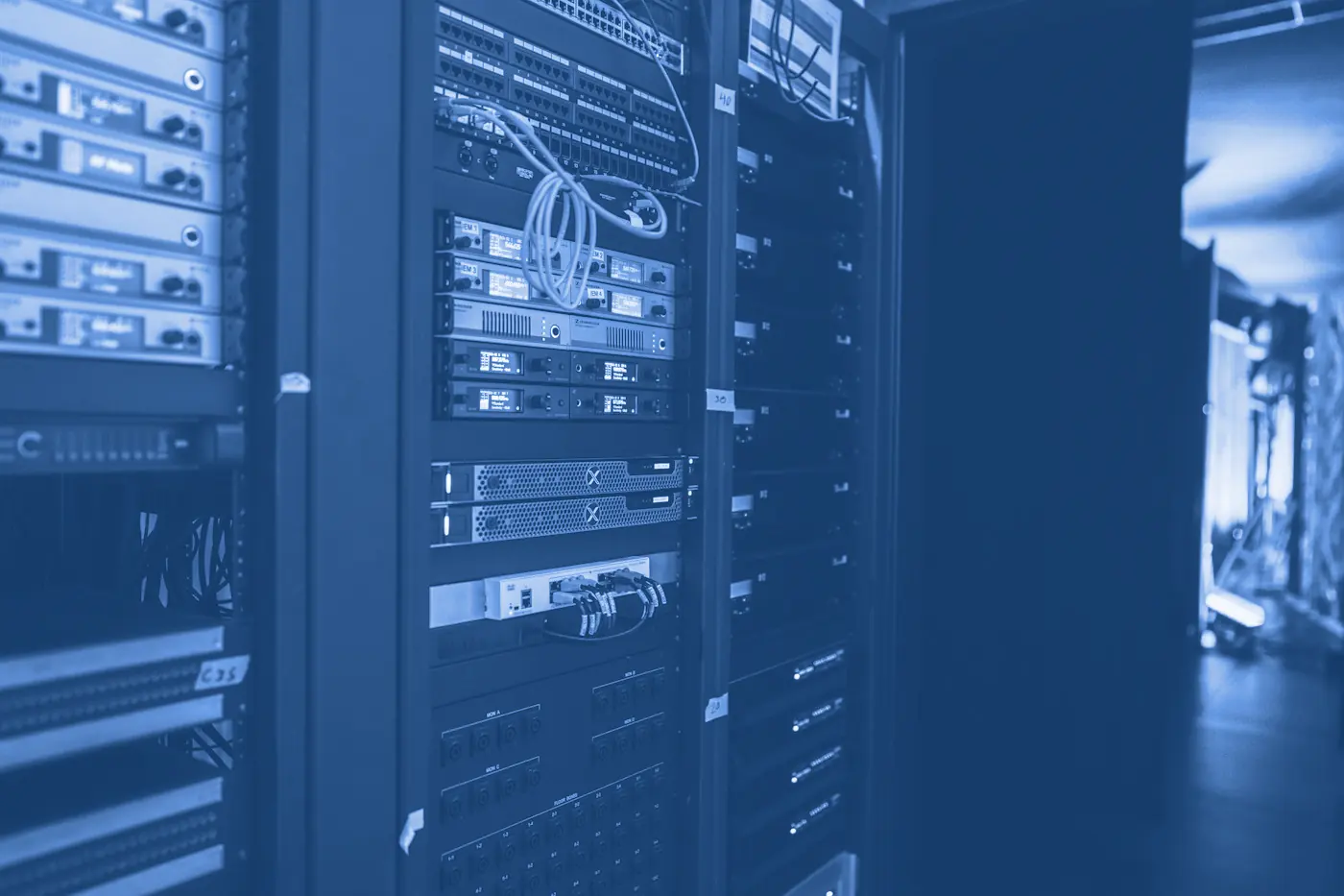 Editorialaufnahme von Serverracks als Kontext für digitale Infrastruktur